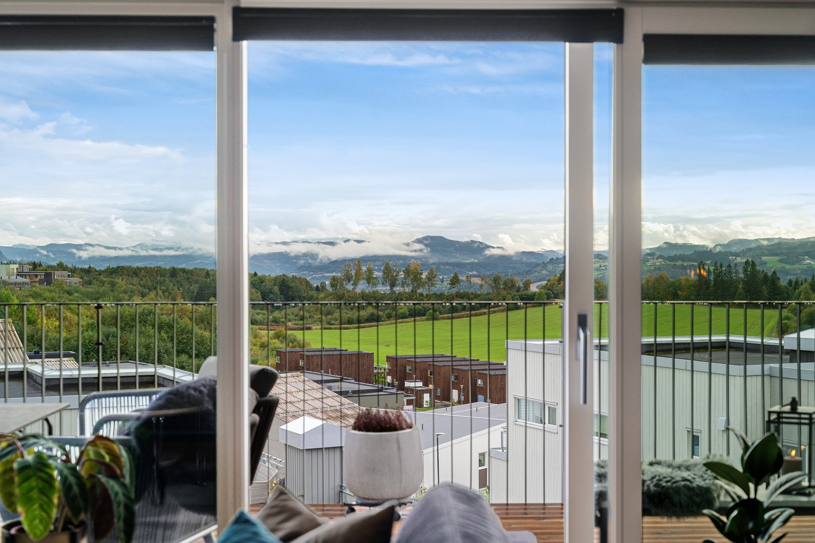 Fra både stue og terrasse har man en fantastisk utsikt over nærliggende grøntområder. Galleribilde