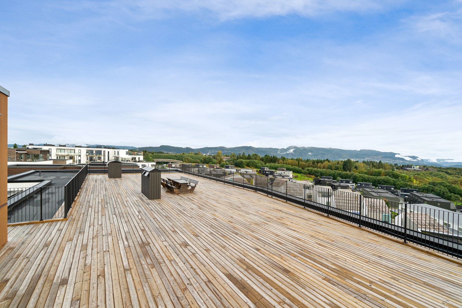 På takterrassen kan man nyte solen hele dagen. Galleribilde