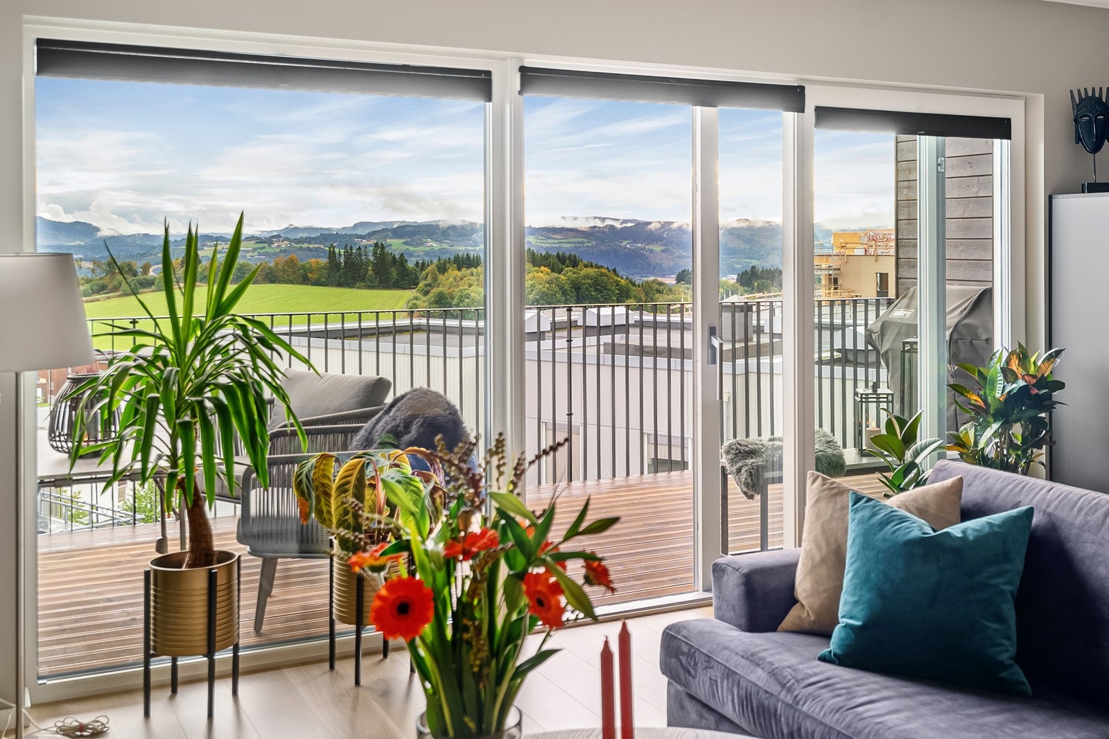 De store vindusflatene gir rikelig med naturlig lysinnslipp. Galleribilde