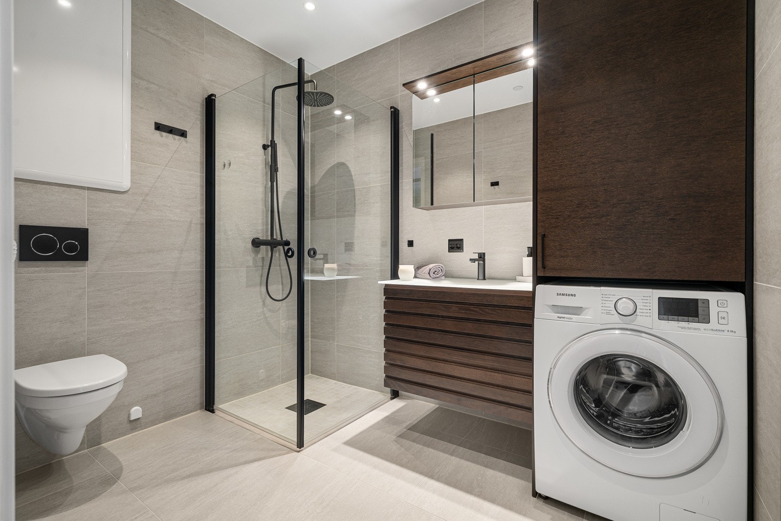 Delikat og påkostet baderom med lekre 60x60 fliser og vannbåren gulvvarme. Galleribilde