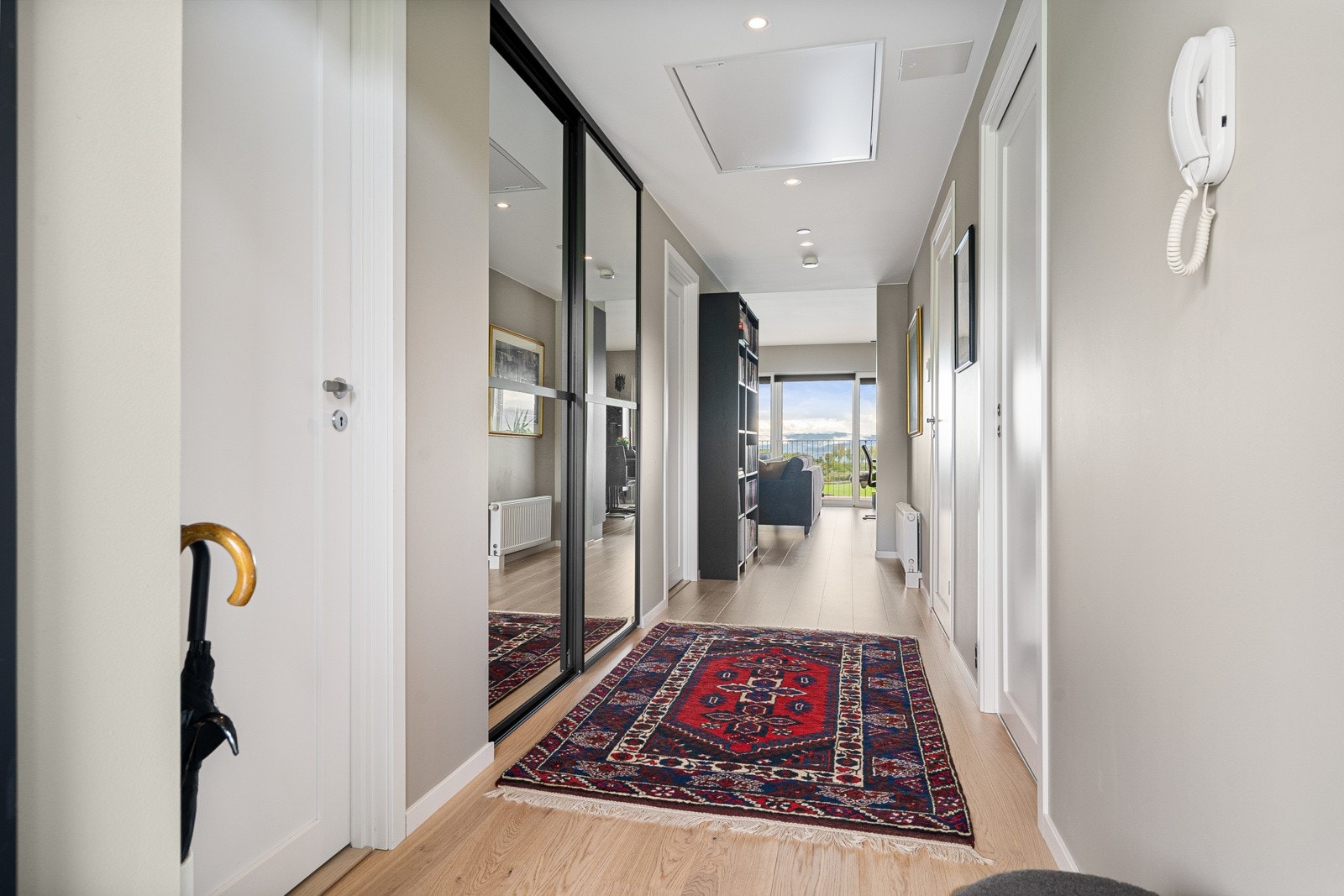 Lys og romslig gang med skyvedørsgarderobe for oppbevaring. Galleribilde