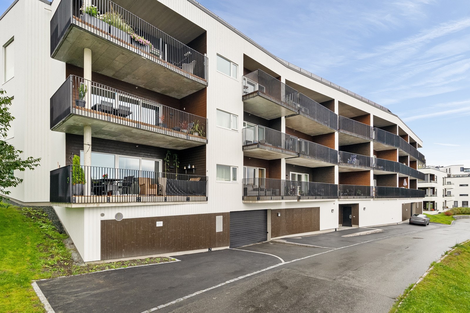 Leiligheten ligger i nærheten av "alt" man trenger, med gangavstand til både buss, skoler, barnehager, og dagligvare. Galleribilde