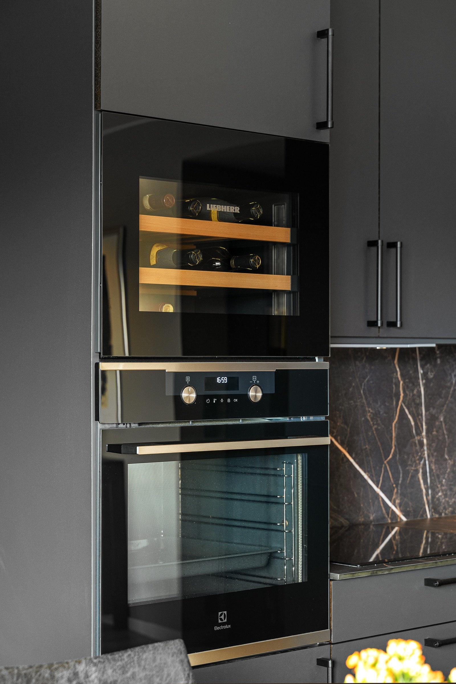 Kjøkken er i tillegg til tradisjonelle hvitevarer utstyrt med integrert vinskap. Galleribilde