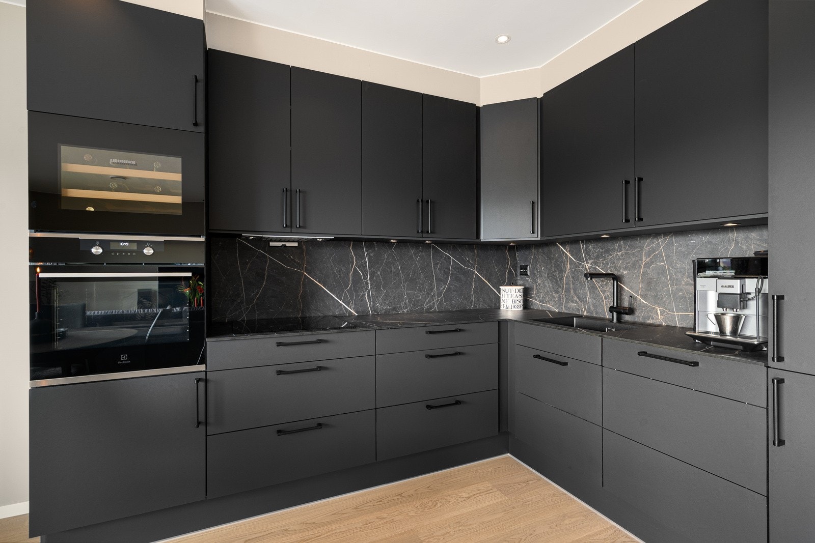 Kjøkkenet har god skuff- og skapplass. Galleribilde