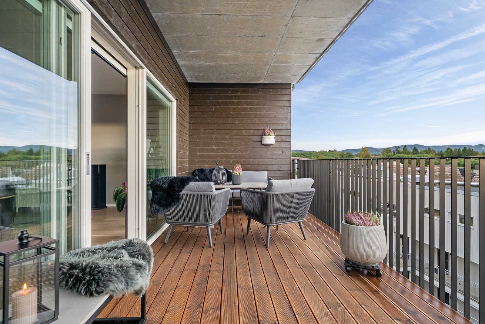 Balkongen er en fin forlengelse av stuen. Galleribilde