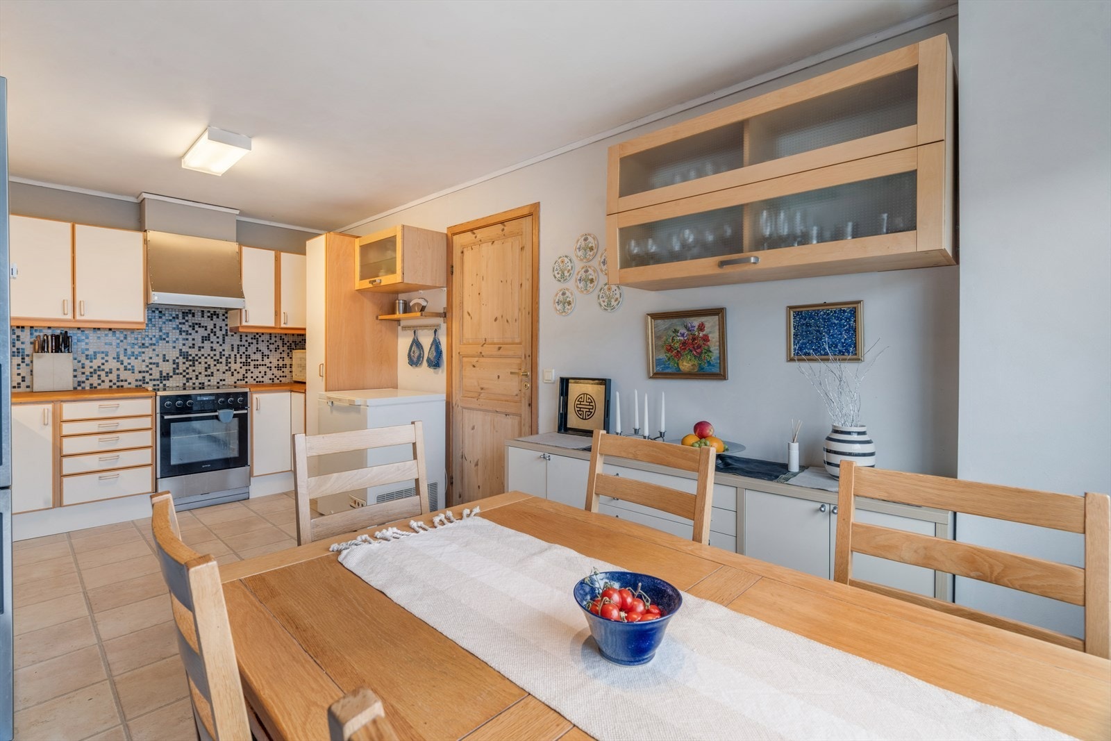 På kjøkkenet er det plass til spisebord. Galleribilde