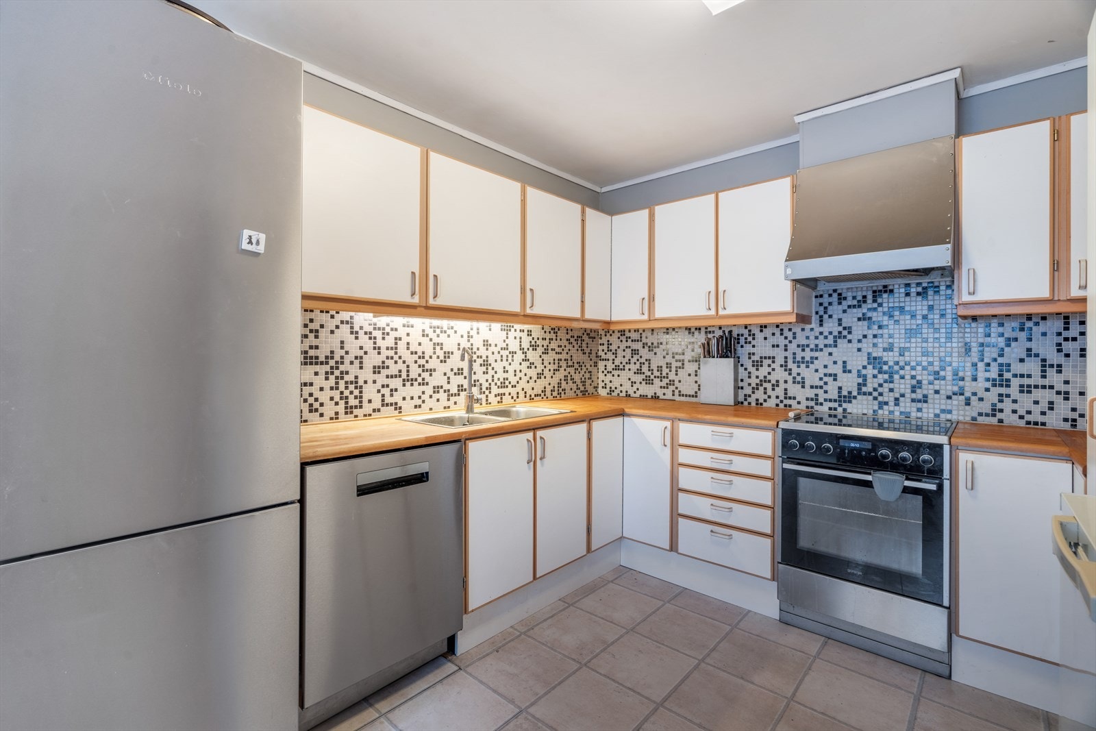 Kvalitetskjøkken med god skapplass. Galleribilde