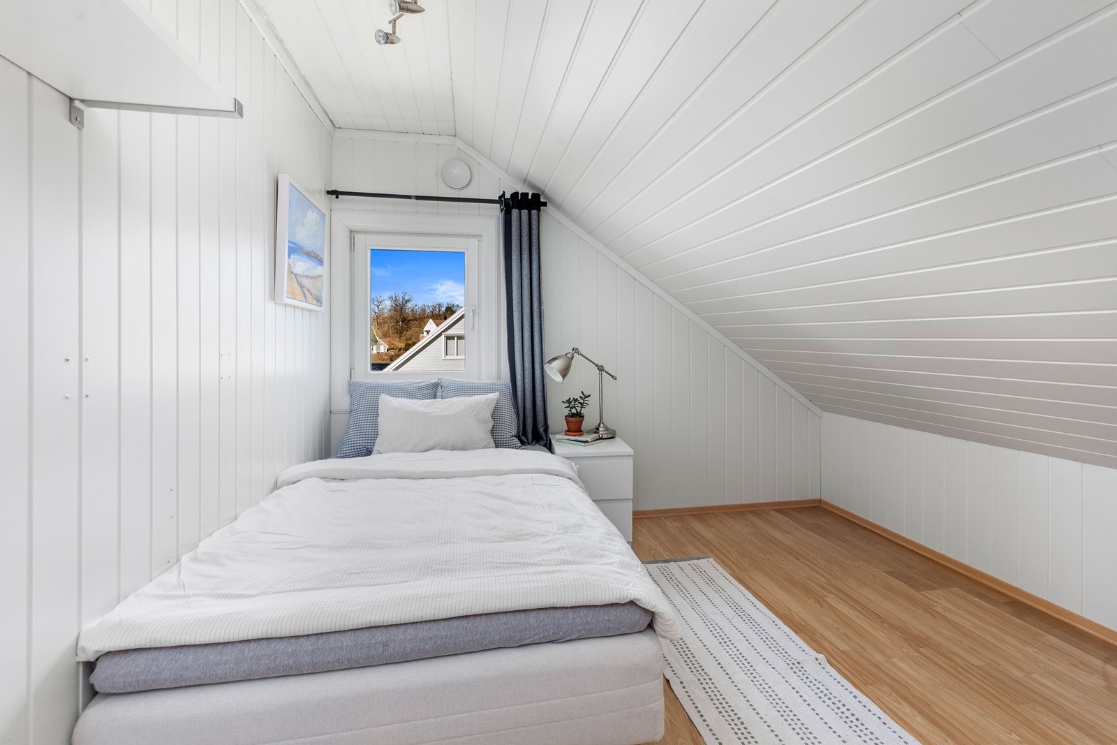 Innredet bod på loft (innredet som gjesterom, ikke godkjent til varig opphold) Galleribilde
