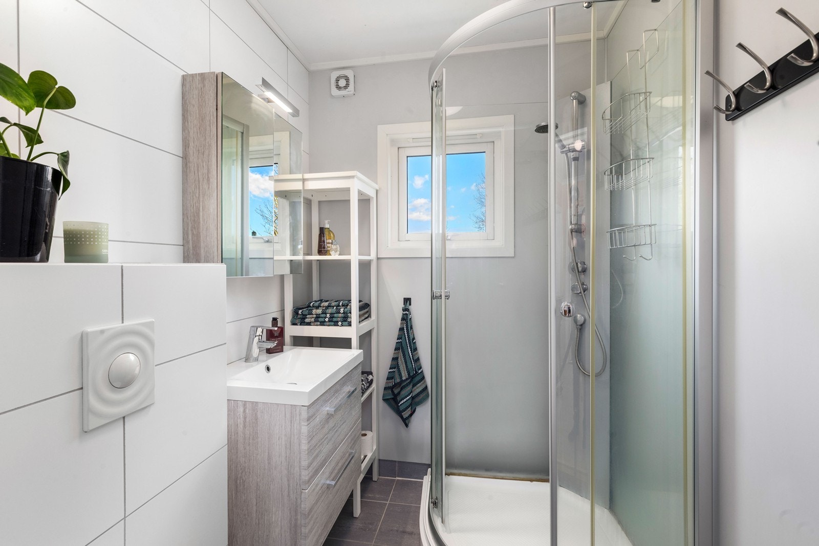 Badet inneholder toalett, servant med underskap og dusjkabinett. Fellesvaskeri i kjeller med plass til egen vaskemaskin og tørketrommel. Galleribilde