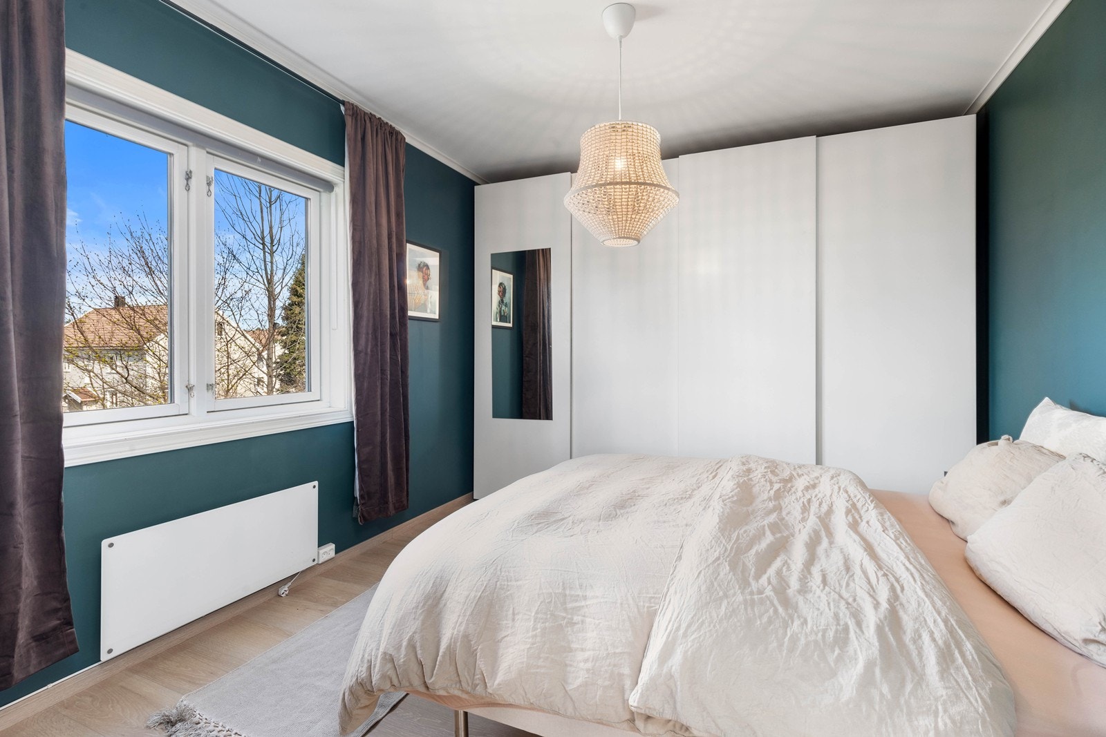 Fra stue er det inngang til romslig hovedsoverom med plass til dobbeltseng og rikelig med garderobeplass. Galleribilde