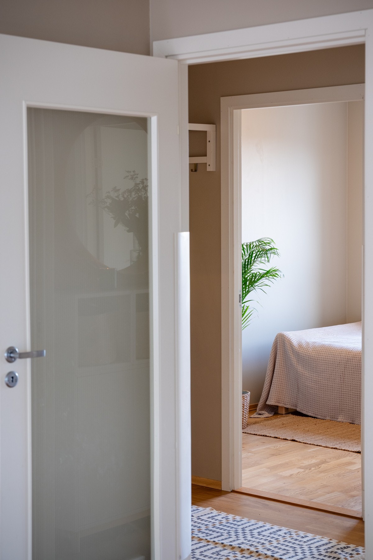 Boligen har i alt tre soverom hvorav et ligger innenfor stuen, mens de to andre er plassert i andre enden. Galleribilde