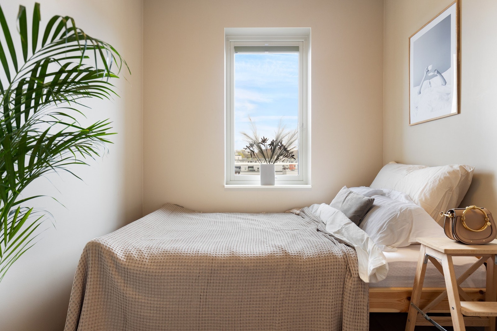 Det andre soverommet har plass til seng og nattbord. Galleribilde