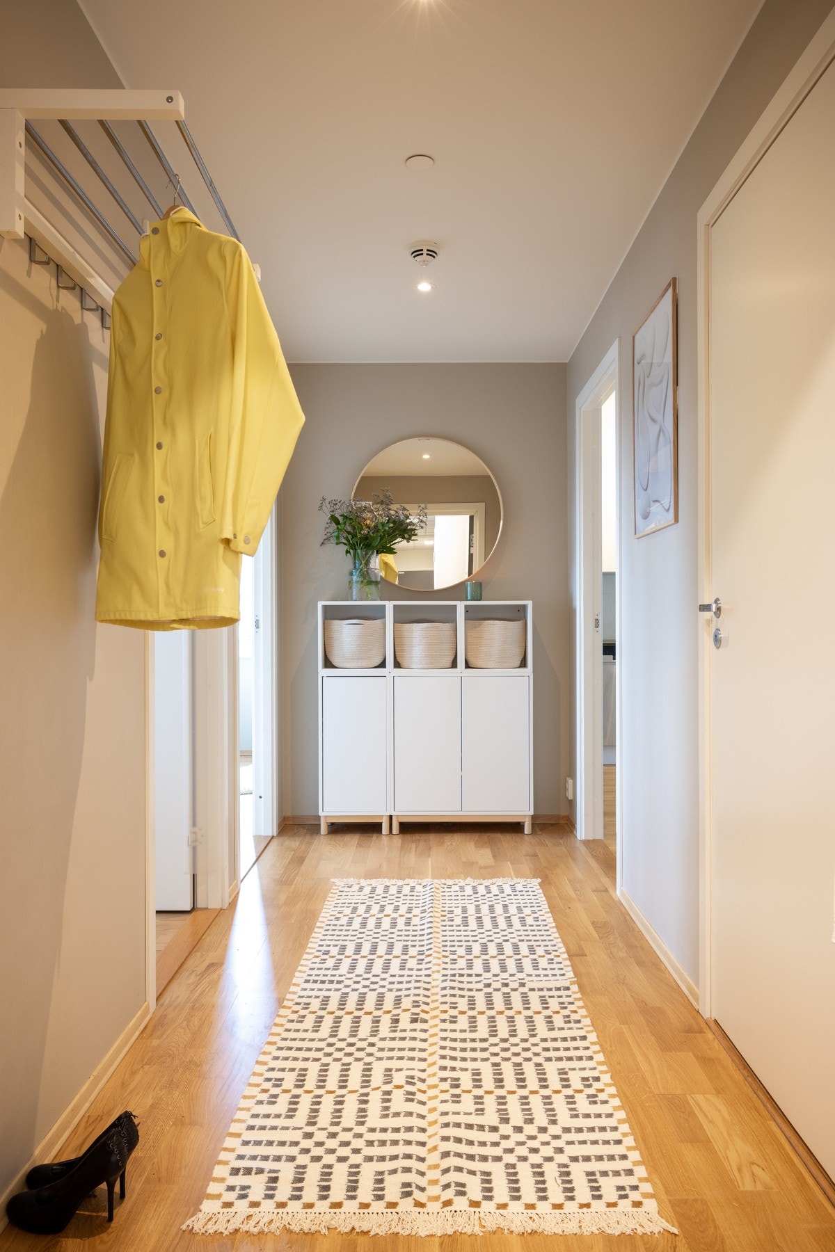 Velkommen inn til det som kan bli ditt nye hjem - entréen gir et godt førsteinntrykk av boligen. Galleribilde