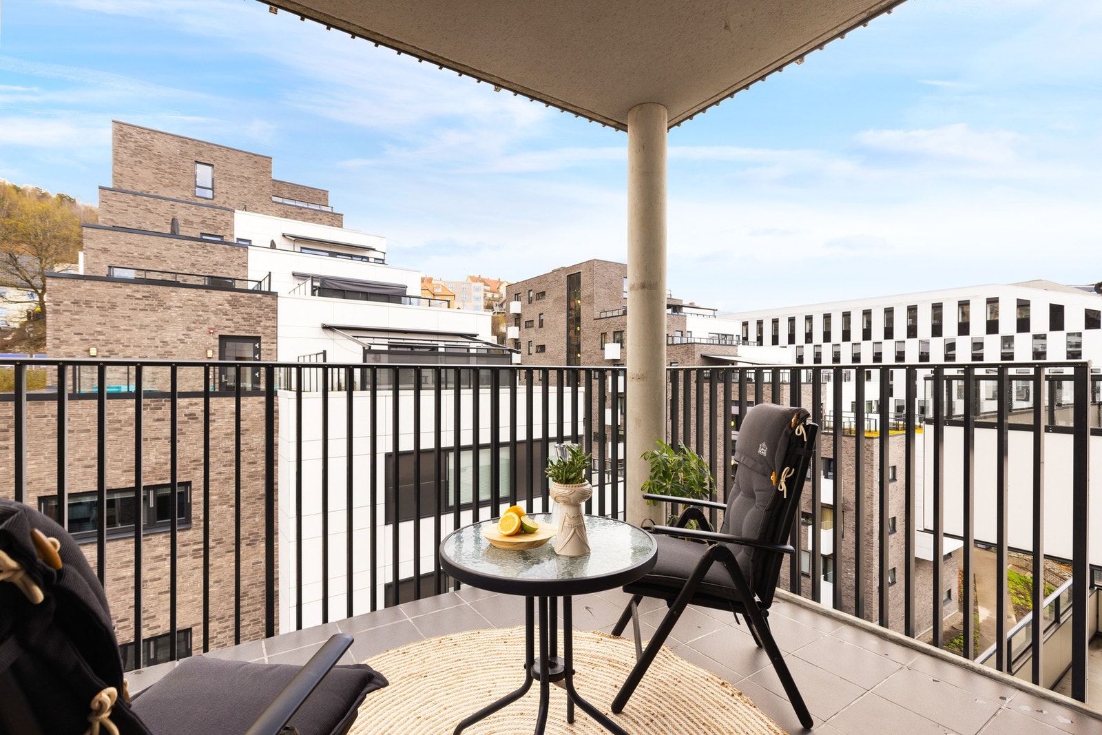 Balkongen er sydvestvendt og gir med det svært gode solforhold hele dagen. Galleribilde