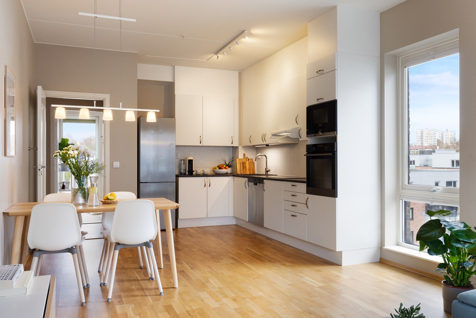 Her får du et lyst Aubo-kjøkkenhjørne med glatte fronter, laminat benkeplate og oppvaskkum med ett-greps armatur. Galleribilde