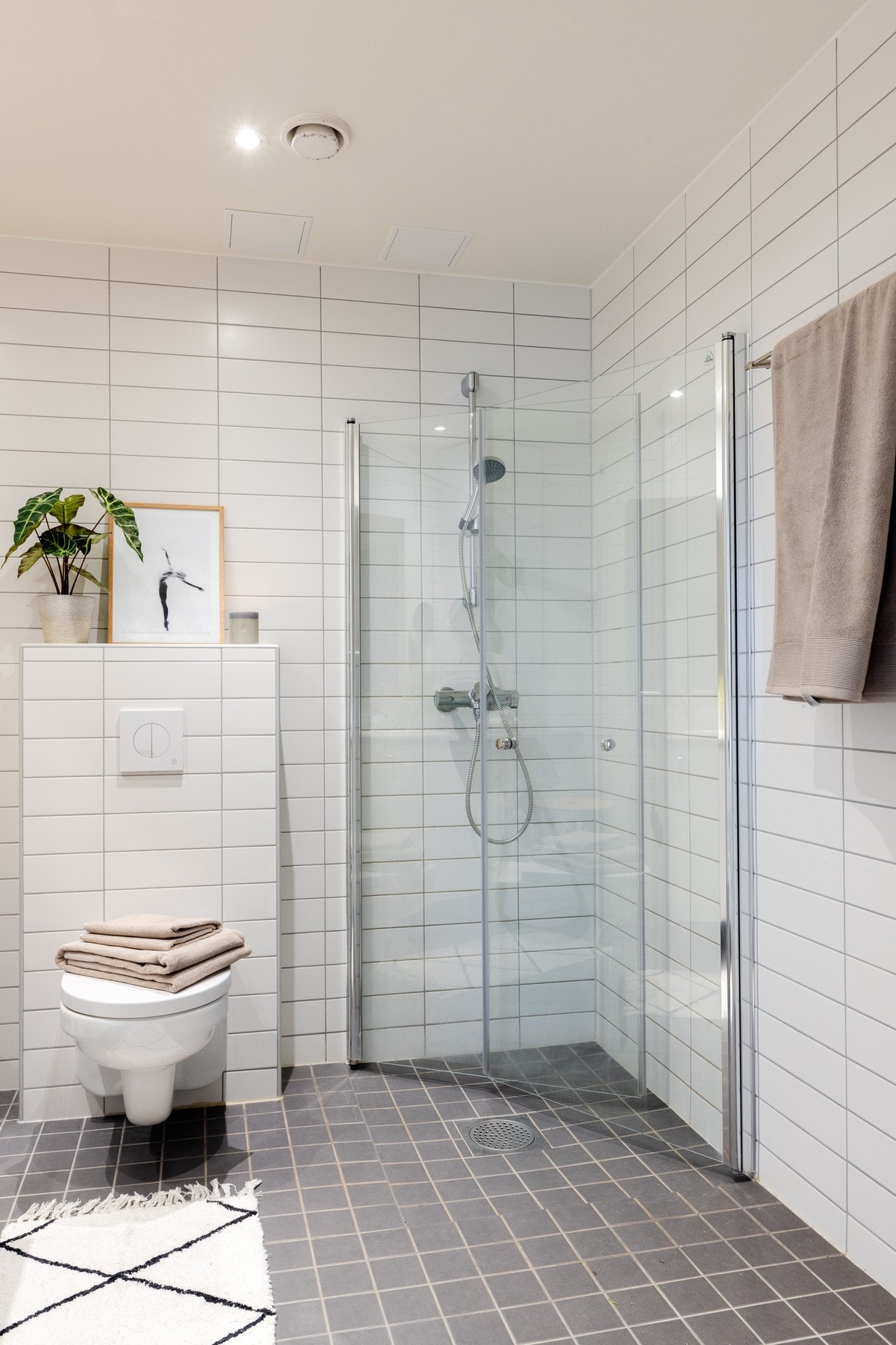 Videre er det vegghengt toalett og dusjhjørne med svingbare dører som frigjør plass på gulvet. Galleribilde