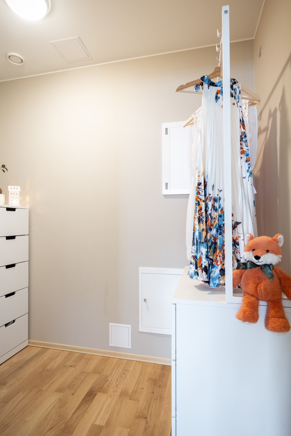 Her får du et praktisk omkledningsrom eller bod for oppbevaring. Galleribilde