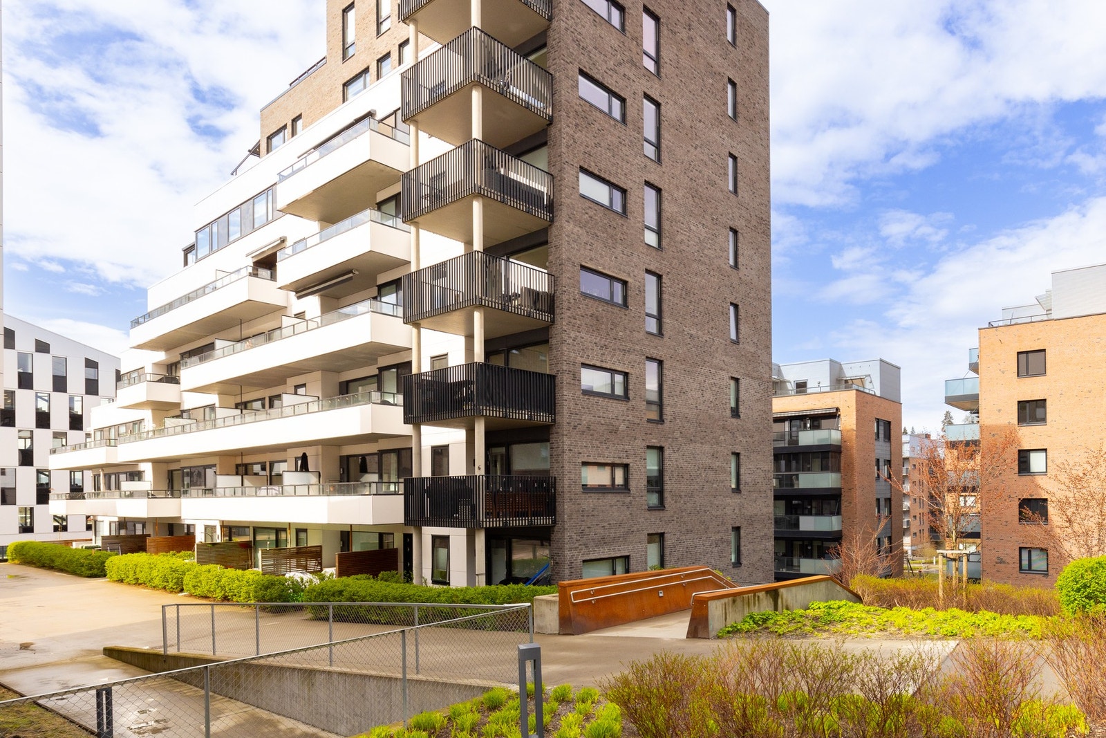 Fasade. Her bor du fint til i byggets 6. etasje. Galleribilde