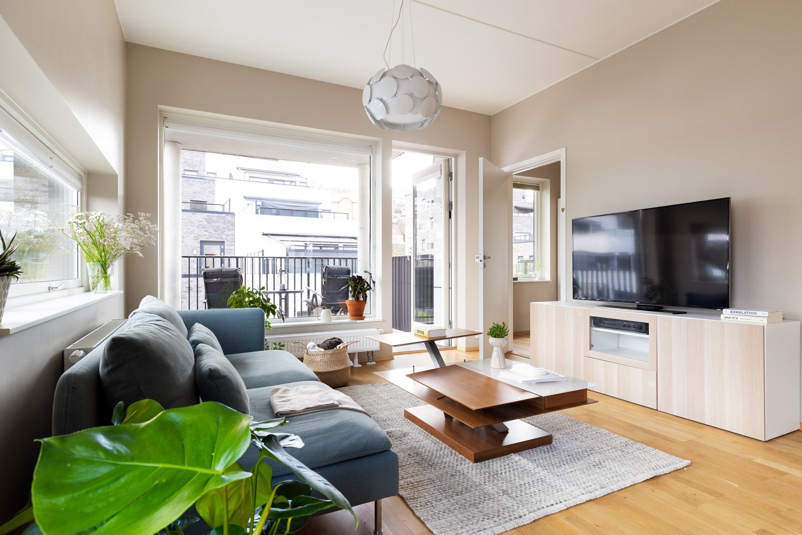 Store vindusflater fra flere sider som slipper inn mye naturlig lys kombinert med takhøyden på 2,8 meter og den gjennomgående, gode planløsningen gir leiligheten en herlig atmosfære og romfølelse. Galleribilde