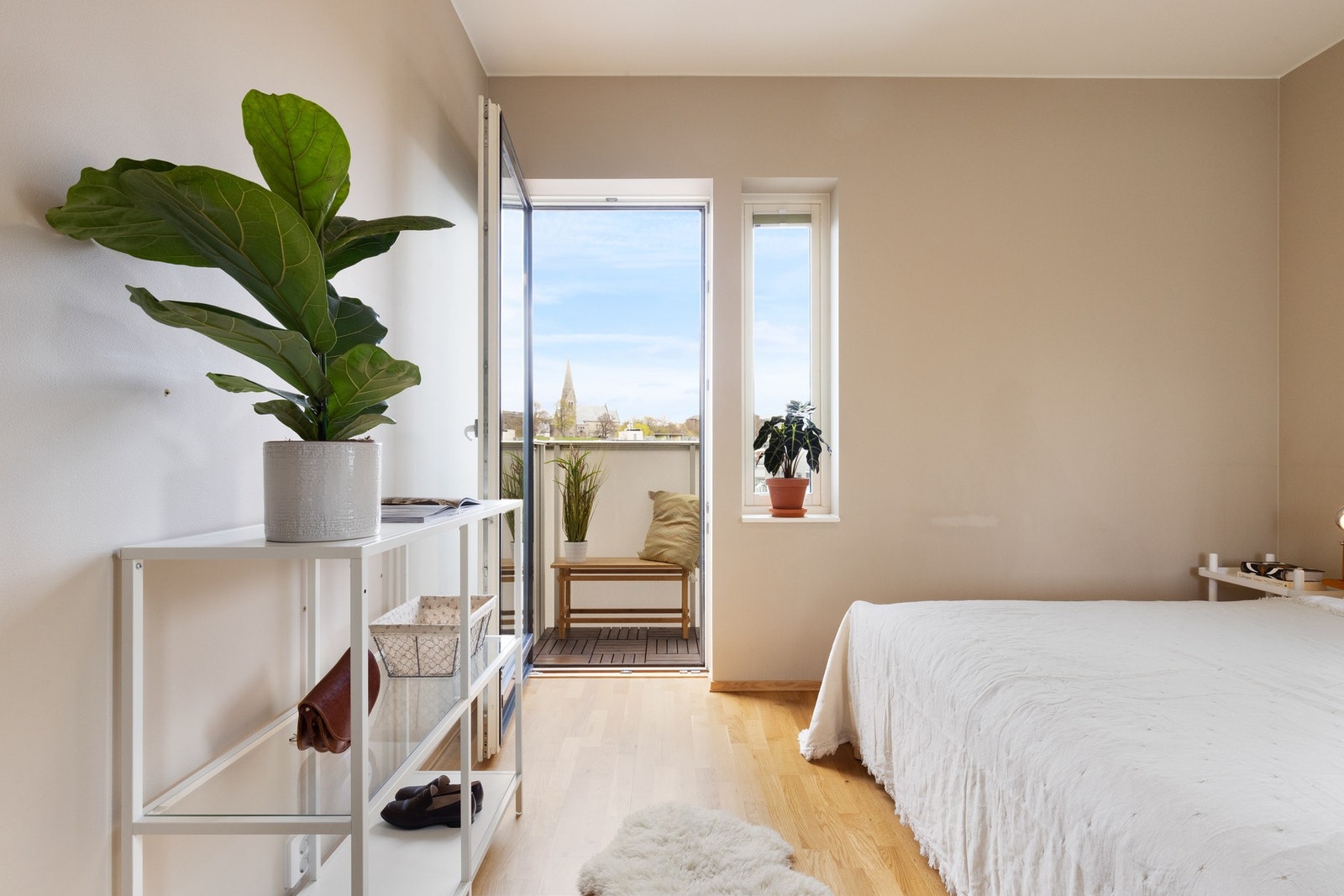 Rommet er malt i moderne, delikate fargevalg. Galleribilde