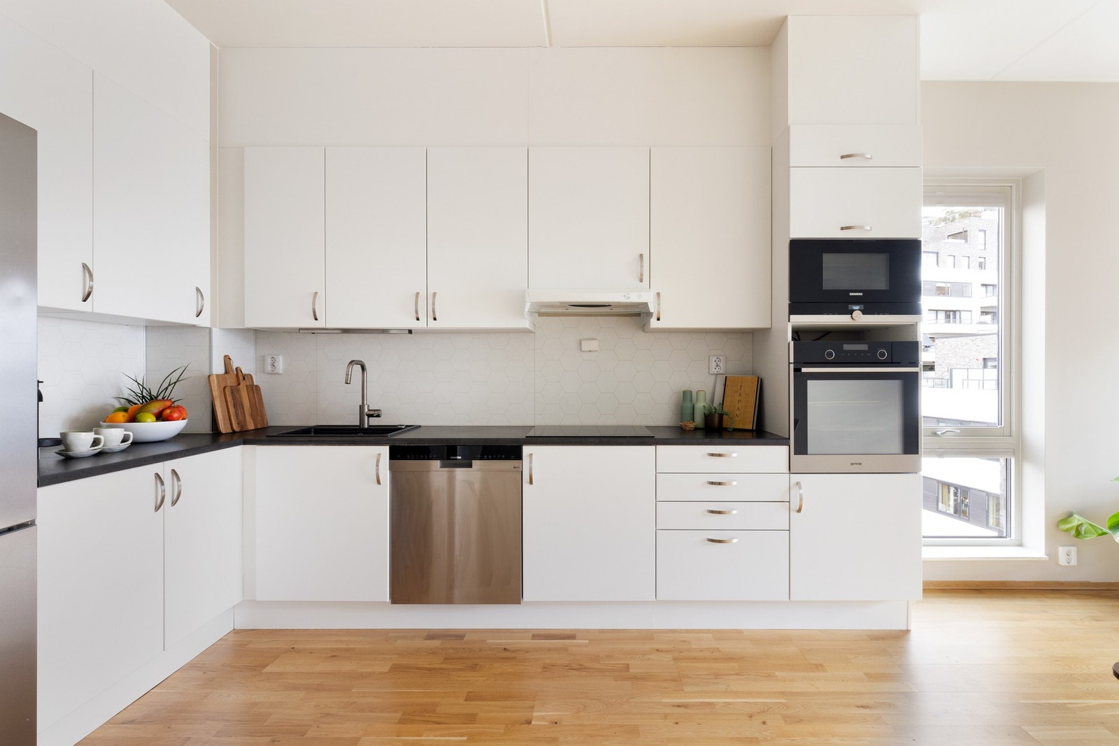 Kjøkkenet byr på mye skap- og benkeplass. Galleribilde