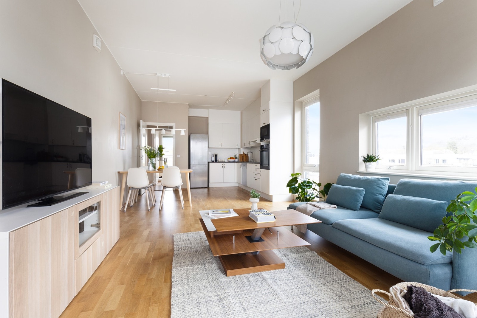 Oppholdsrommet har en åpen stue- og kjøkkenløsning, noe som gir et sosialt allrom. Galleribilde