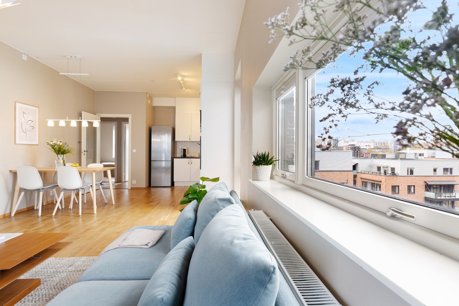 Boligen er malt i moderne, delikate fargevalg og det er parkett på gulv. Galleribilde