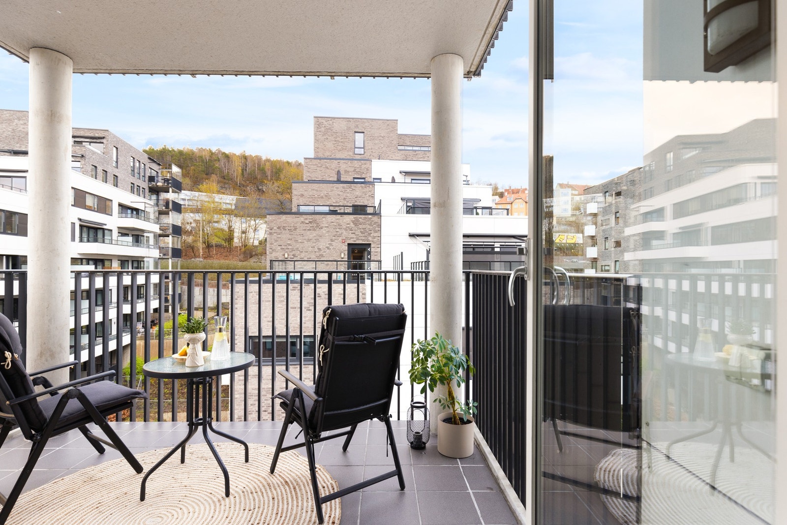 Balkongen blir en forlengelse av stuen på sommertid - inviter venner og familie til hyggelige sommerdager- og kvelder. Galleribilde