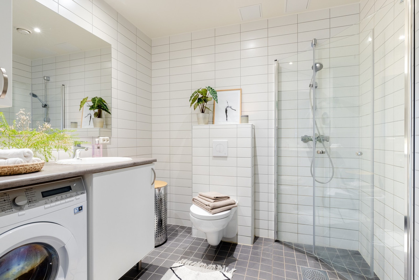 Flislagt bad med downlights i himling og varme i gulv. Galleribilde