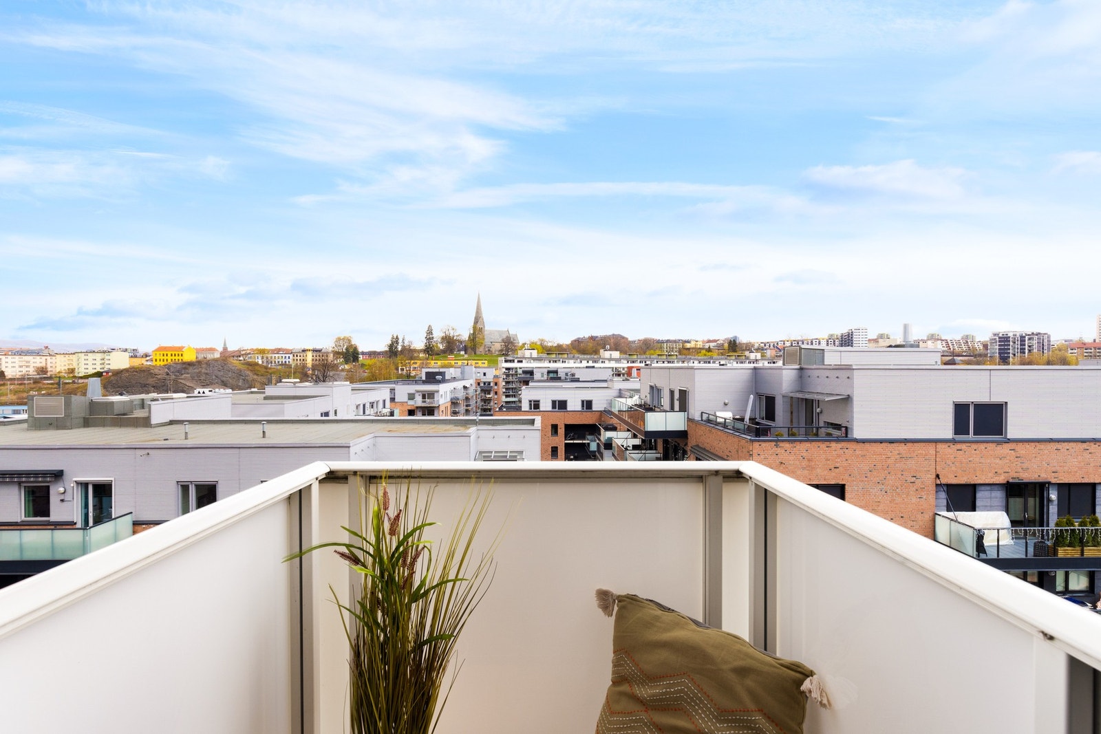 Fra soverommet er det utgang til en luftebalkong på 1 kvm. Galleribilde