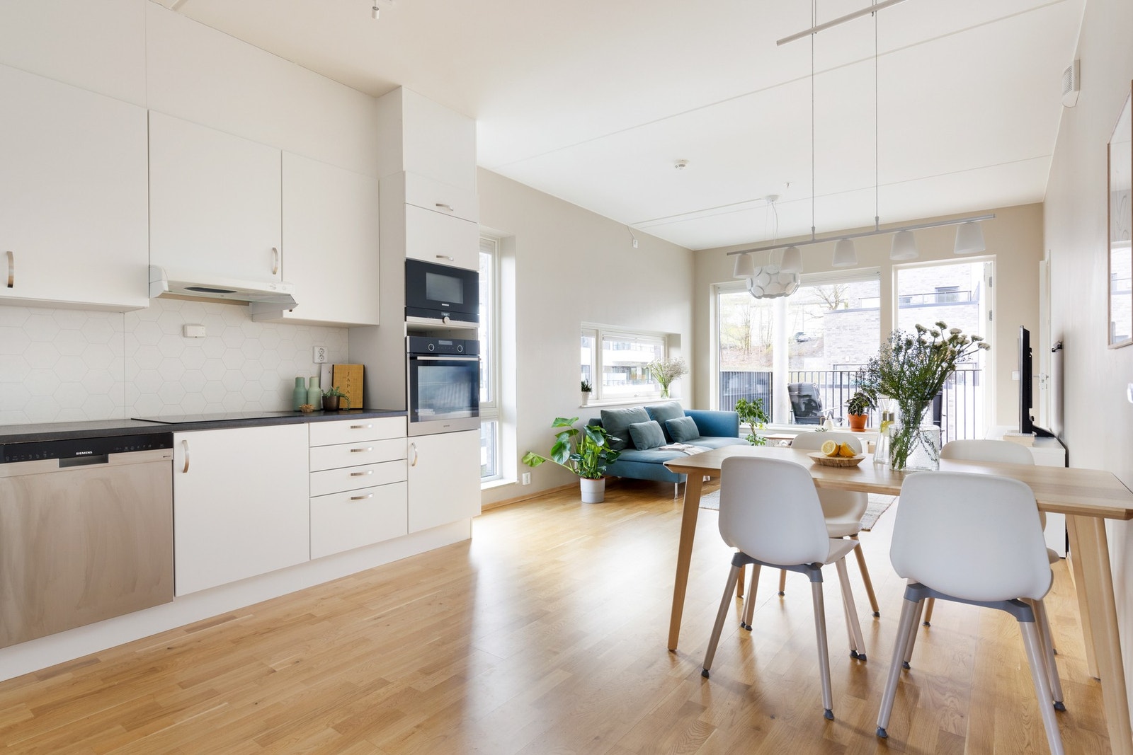 Naturlig plassering for sofagruppe med tilhørende møblement. Galleribilde