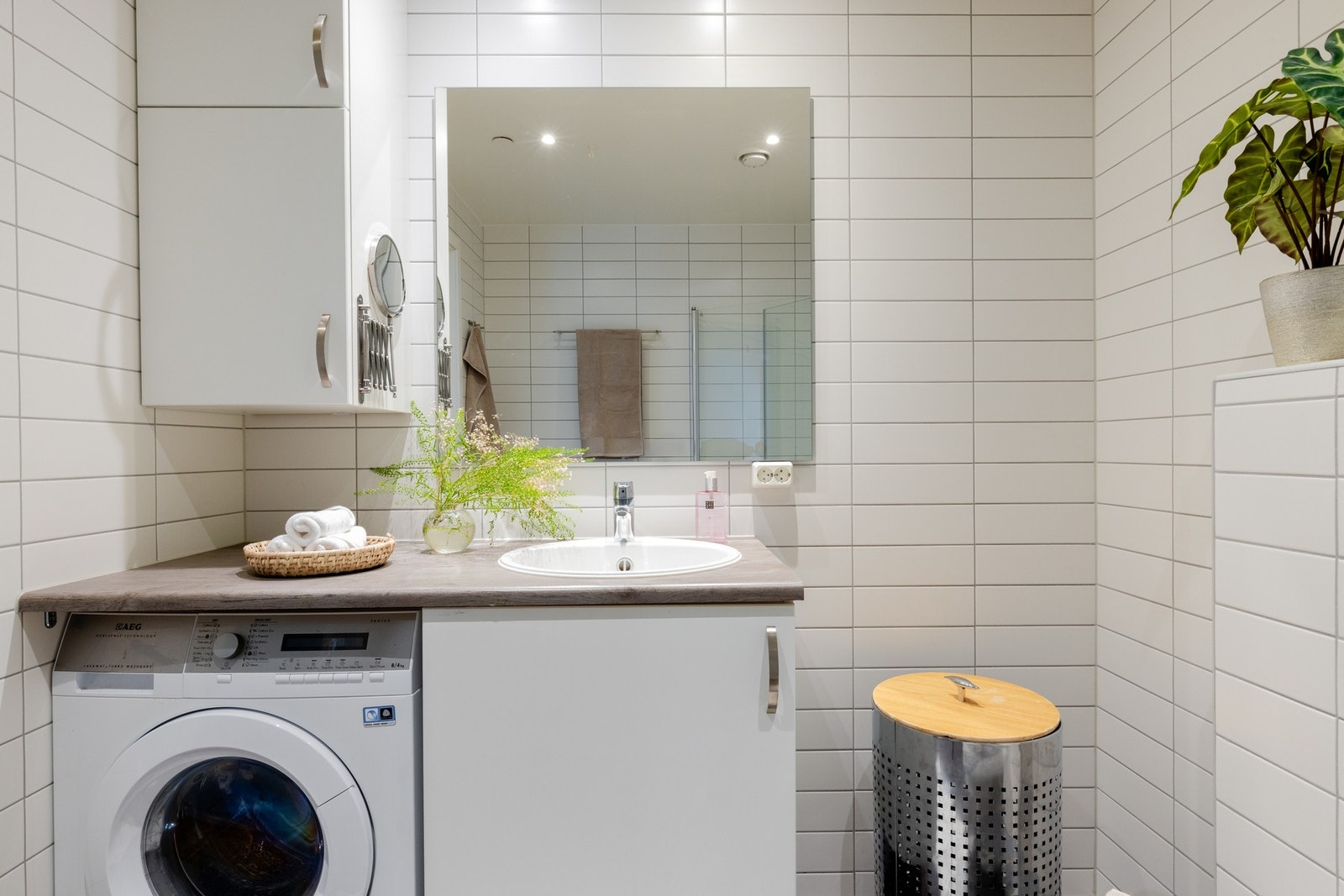 Innredningen består av servant på underskap, overskap og speil. Praktisk nisje for plassering av vaskemaskin. Galleribilde