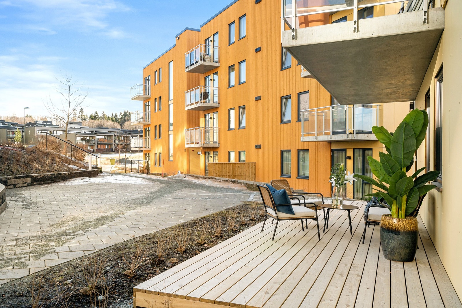 Utgang fra stue til østvendt markterrasse på 21 kvm. Galleribilde