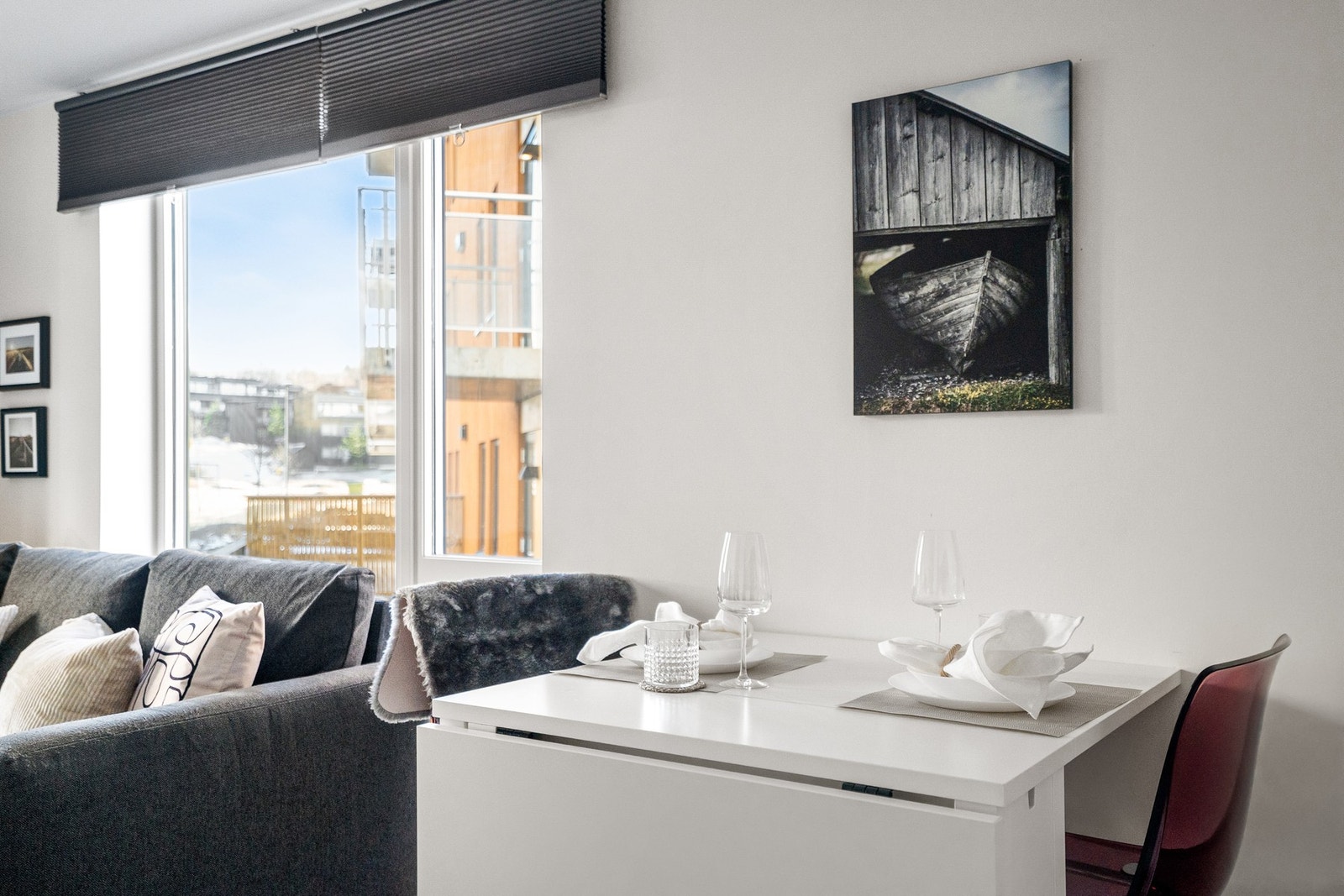 Mellom kjøkkenet og stuen er det passende plass for spisegruppe. Her kan du invitere familie og venner til middagskvelder Galleribilde