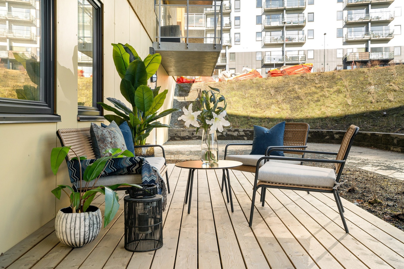 På terrassen er det flere møbleringsmuligeter og plass til både stor sittegruppe og grill. Galleribilde
