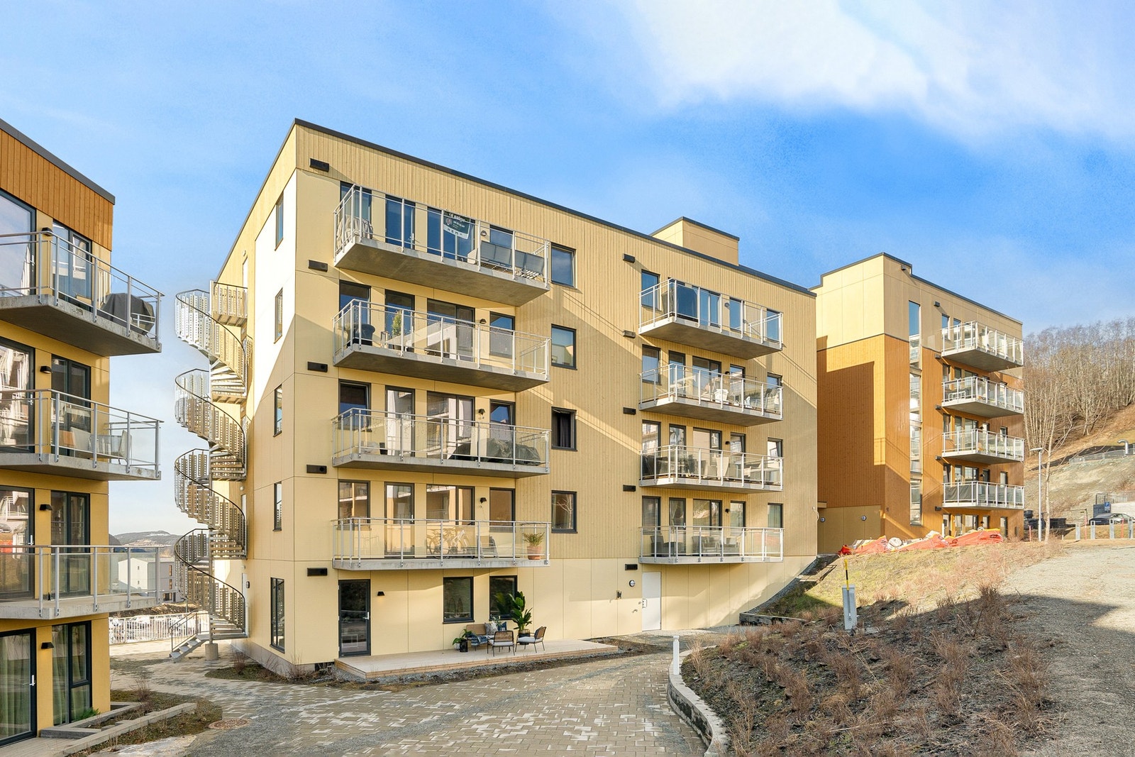 Leiligheten befinner seg i byggets 1. etasje med terrasse på 21 kvm. Galleribilde