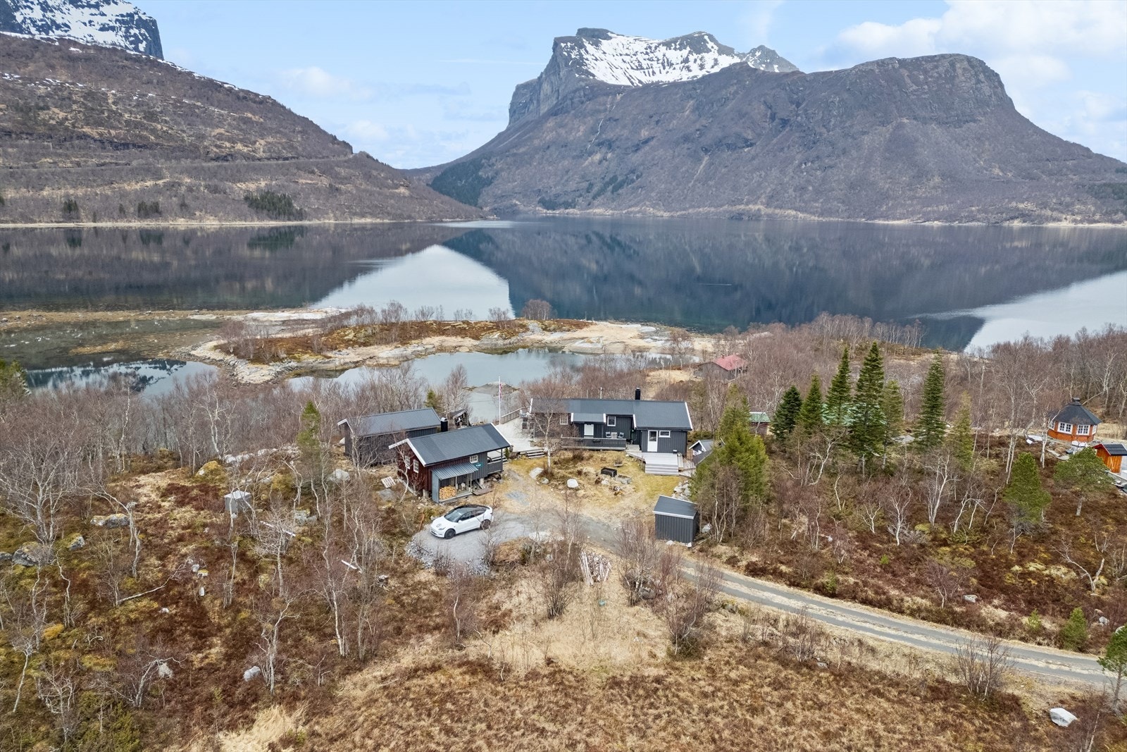 Eiendommen har en enkel adkomst og ligger helt i enden av veien. Galleribilde
