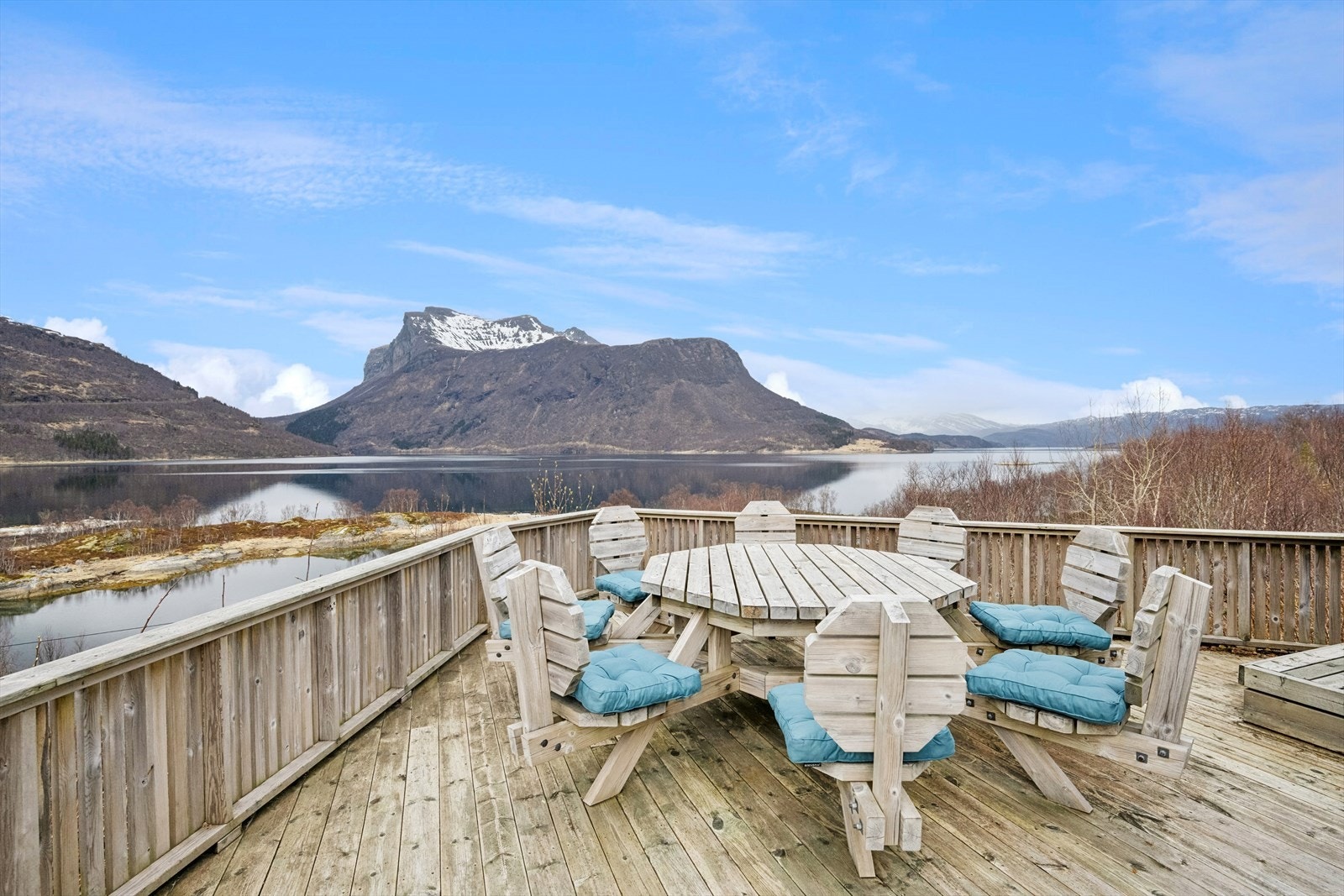 Fantastisk utsikt over naturskjønn natur. Sjøen ligger et steinkast fra eiendommen Galleribilde