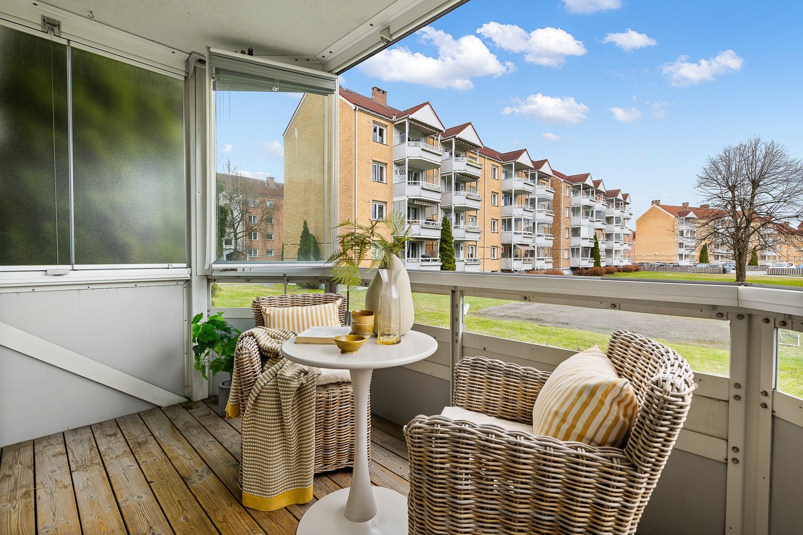 Innglasset sydvestvendt balkong på ca. 7 m² Galleribilde