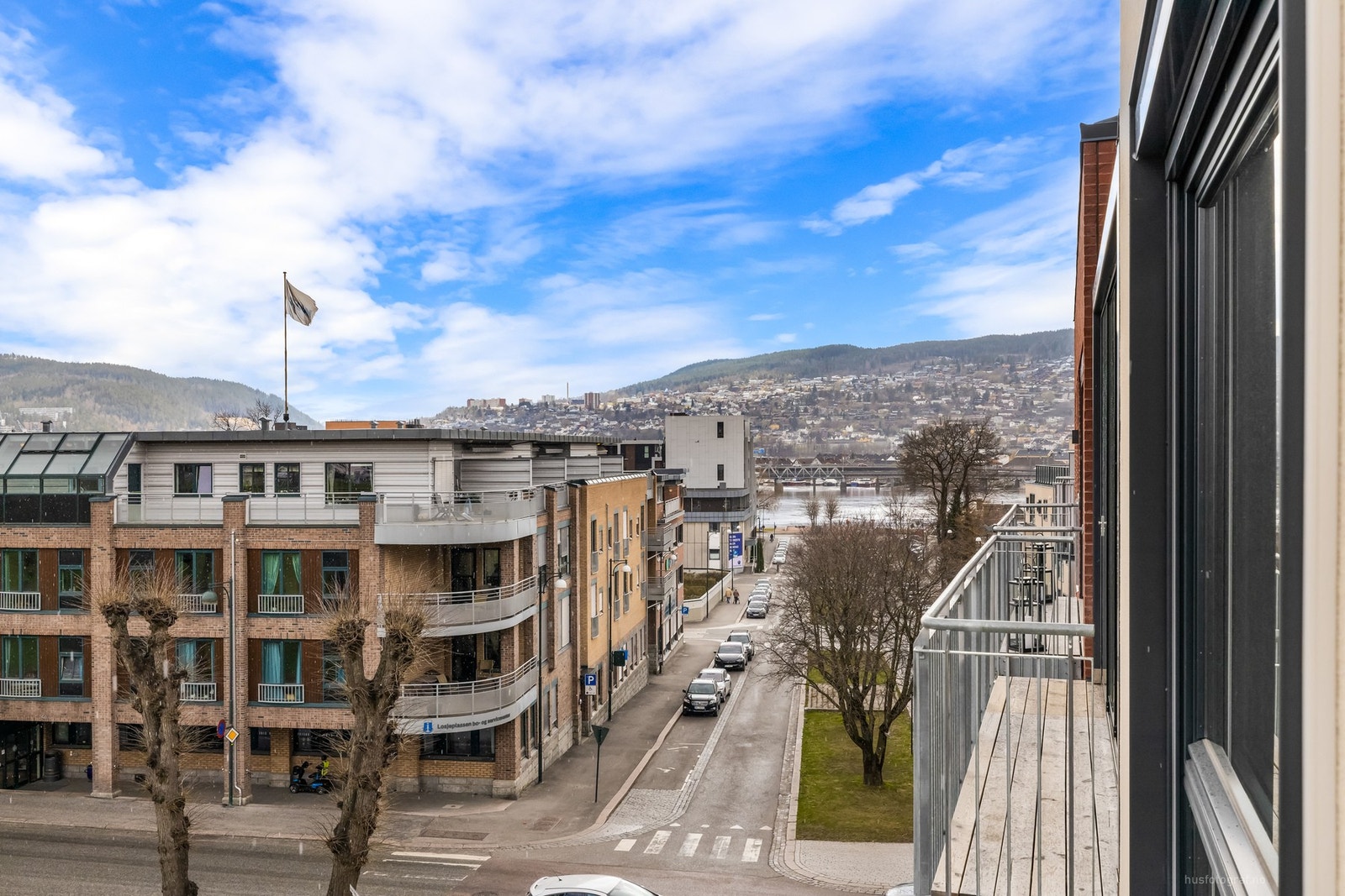 Utsikt mot elven fra balkongen Galleribilde