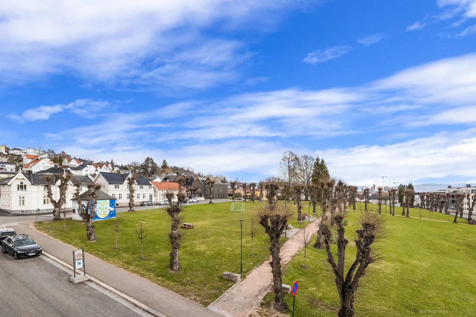Fin utsikt fra stue/kjøkken/soverom og balkongen - østvendt mot parken Galleribilde