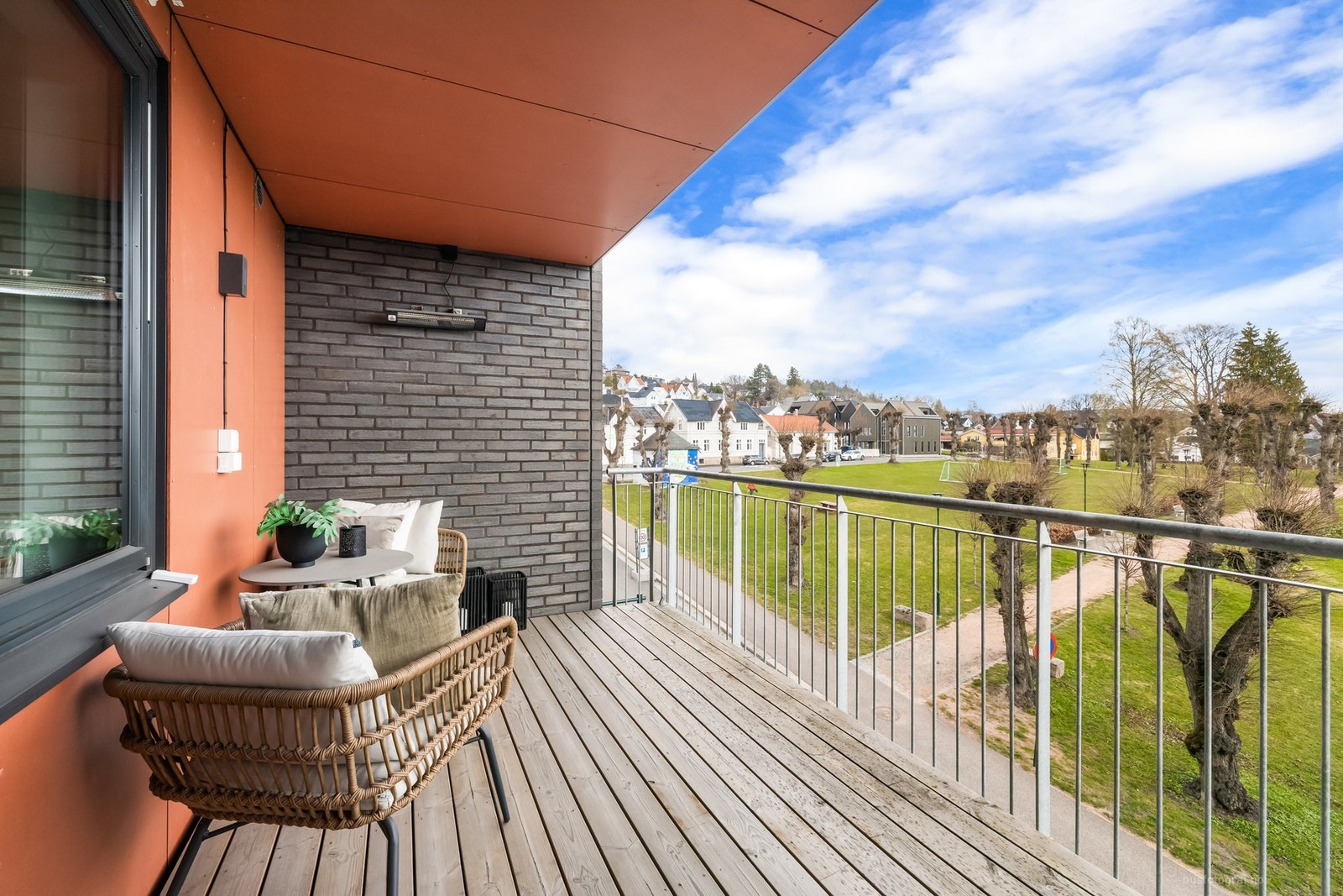 Overbygget, romslig balkong østvendt mot parken Galleribilde