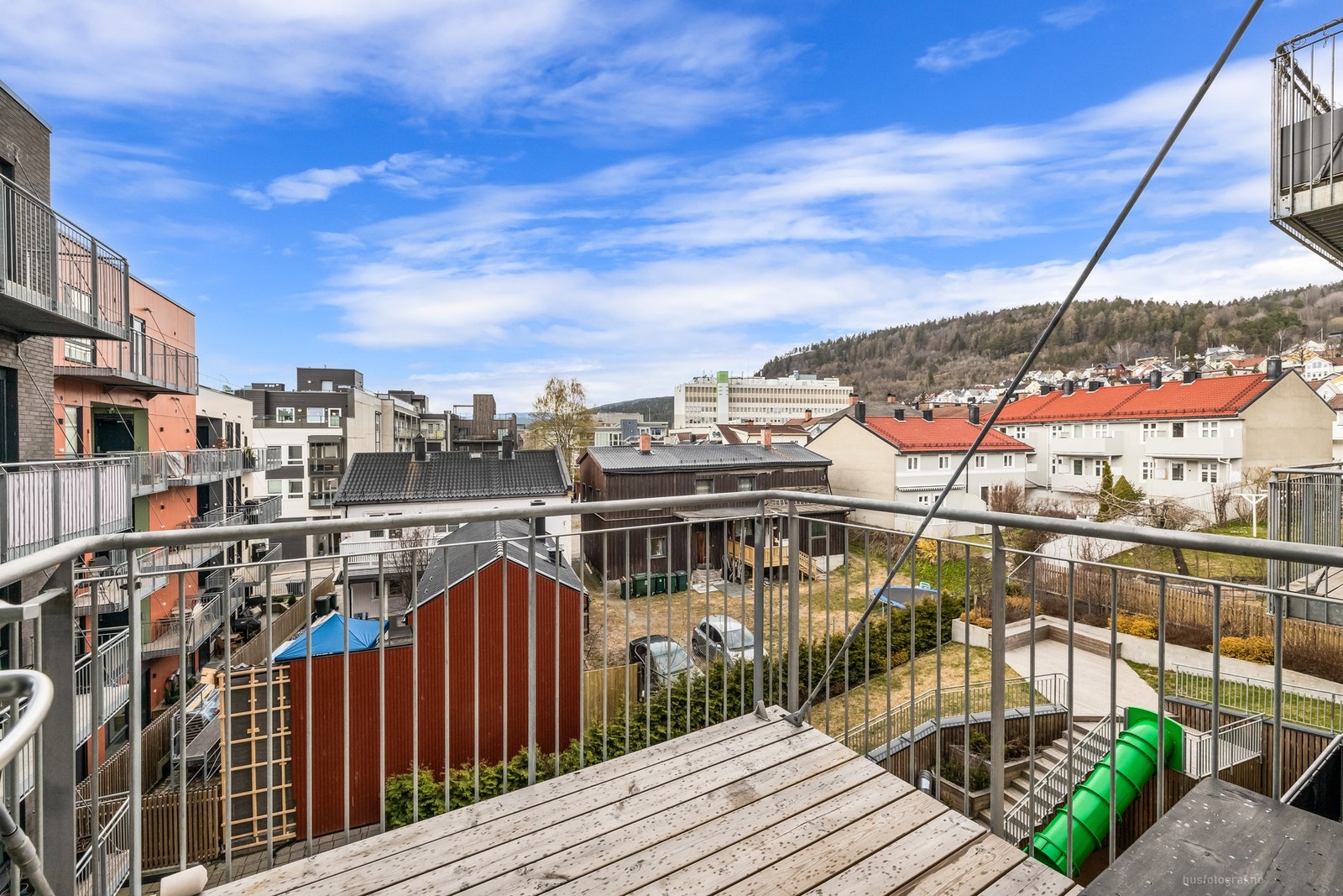 Skjermet balkong, vestvendt mot hyggelig atrium Galleribilde