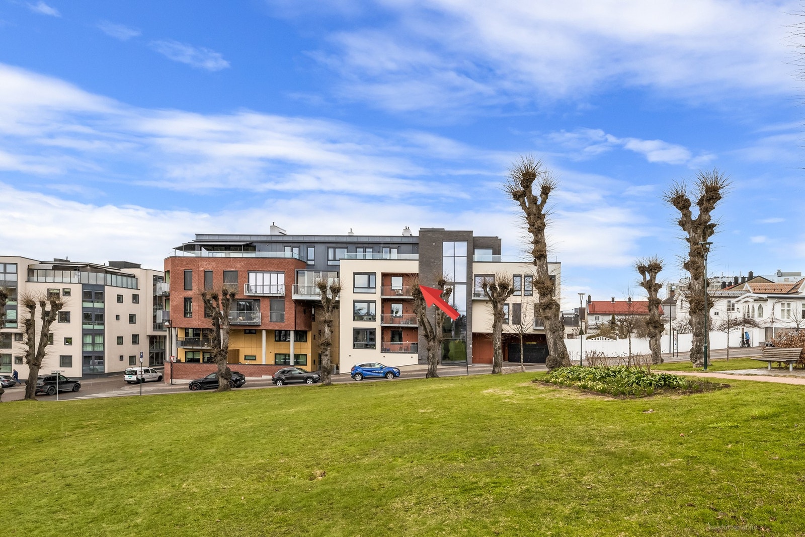 Luftig og sentralt med beste intern beliggenhet m/utsikt mot parken Galleribilde