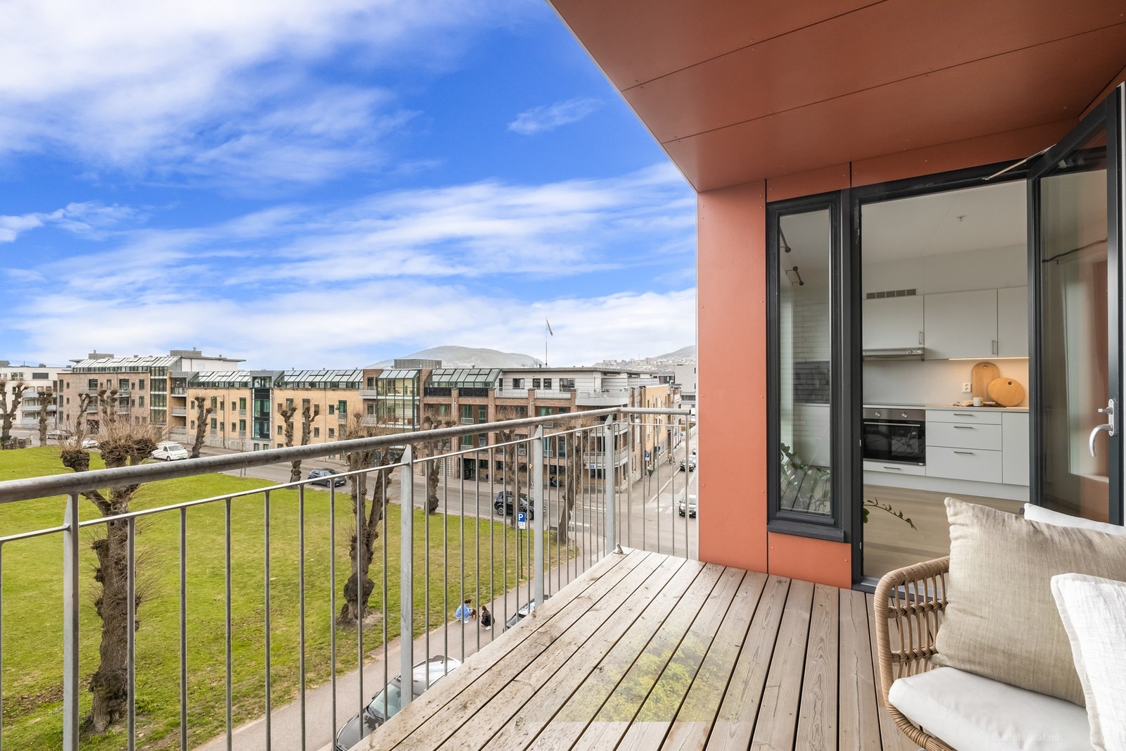 Fra balkongen ser man ned til elven Galleribilde