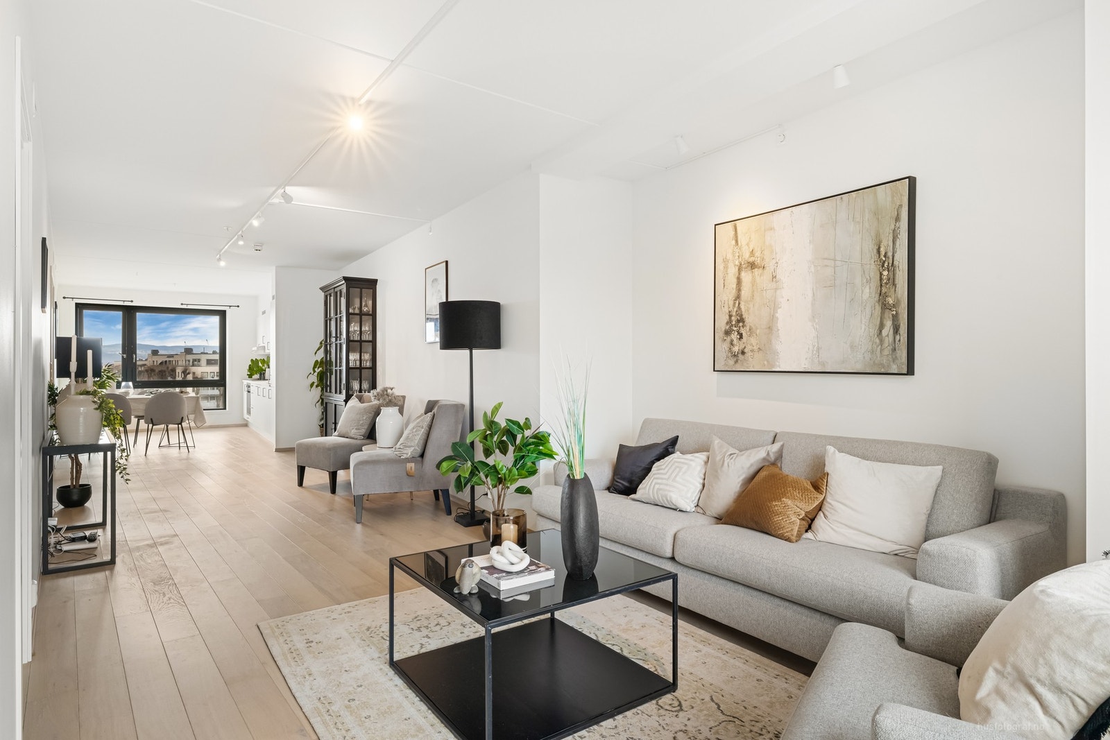 Lys og fin stue med ulike soner Galleribilde