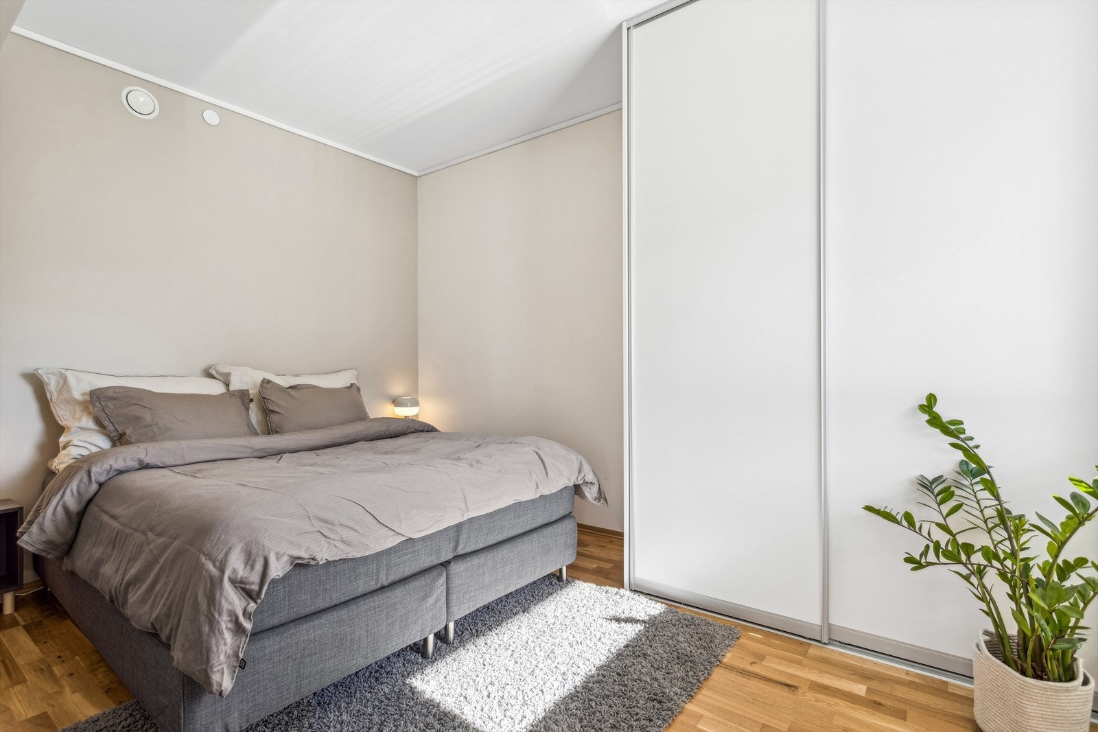 Soverommet er på ca. 10.6kvm og har en romslig garderobe. Galleribilde