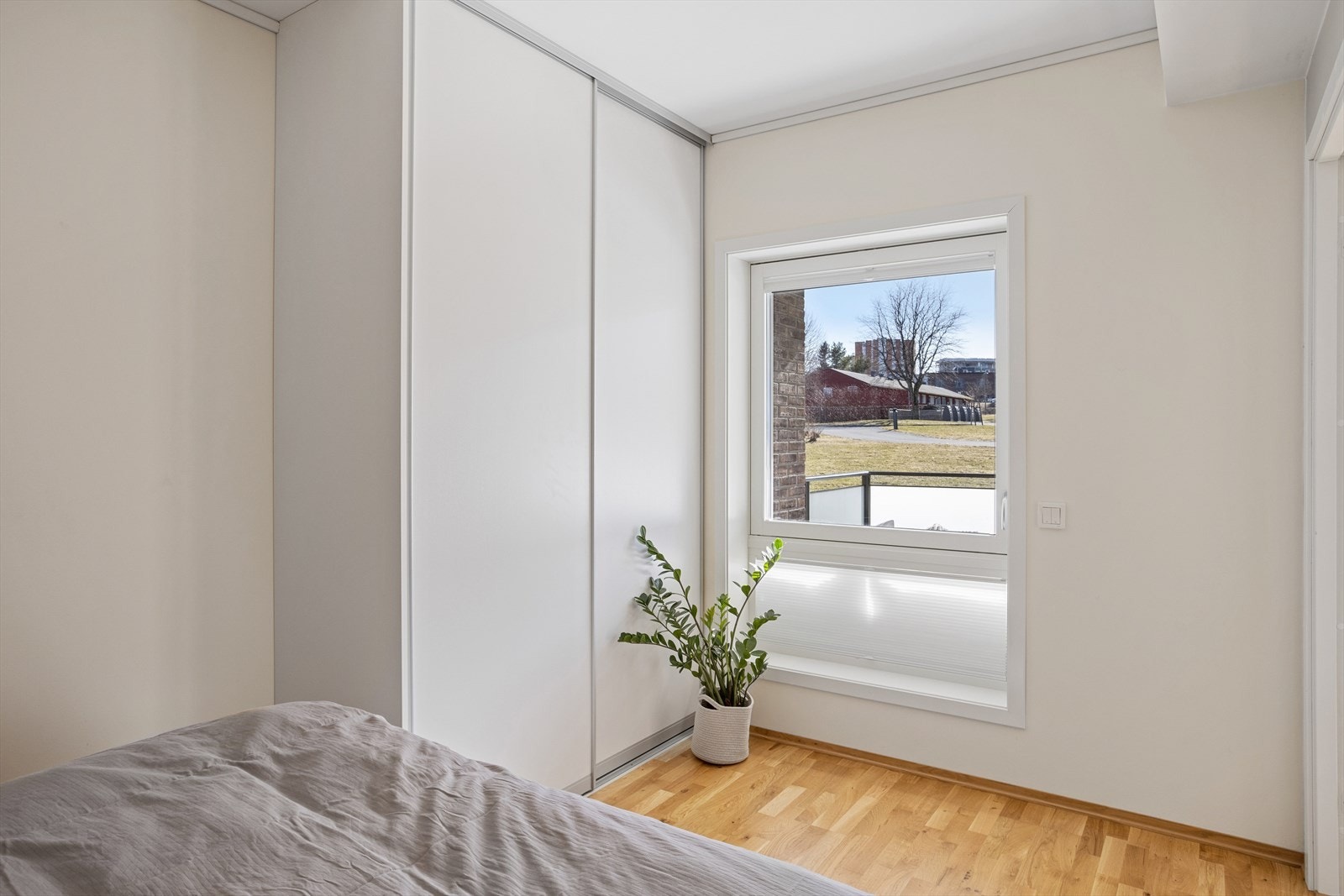 Soverommet har god plass til dobbeltseng. Rommet har adkomst fra stuen. Galleribilde