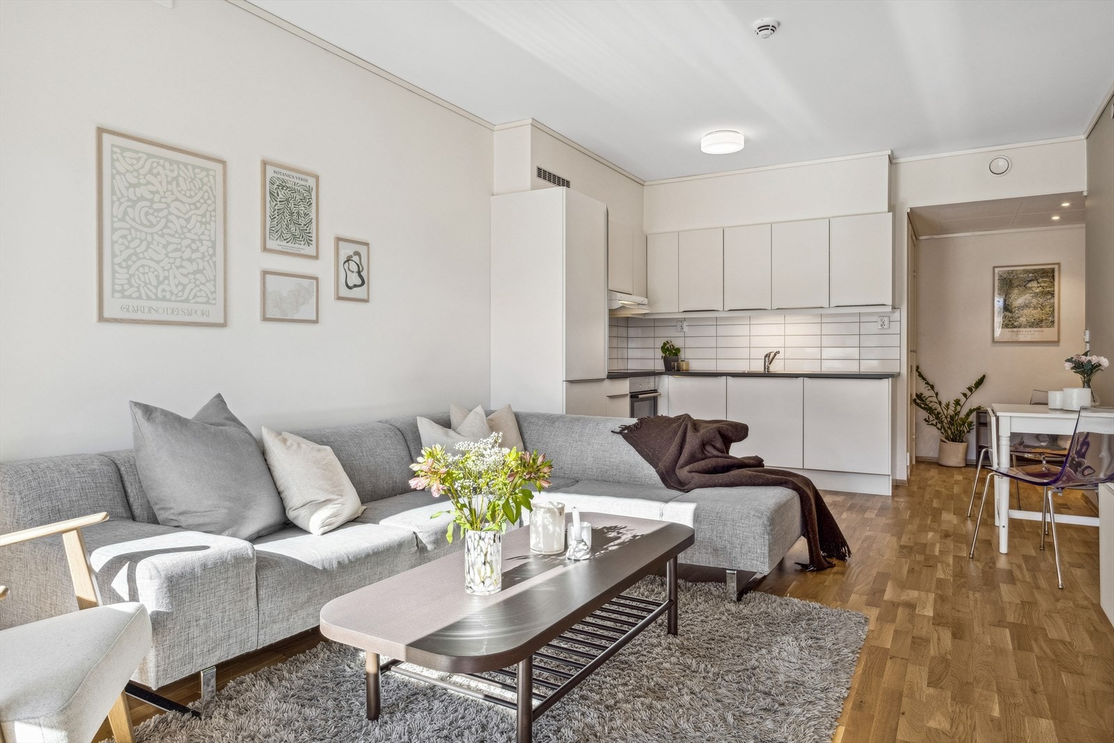Stue og kjøkken ligger i åpen løsning, med plass til sofa/tv-krok og et lite spisebord. Galleribilde