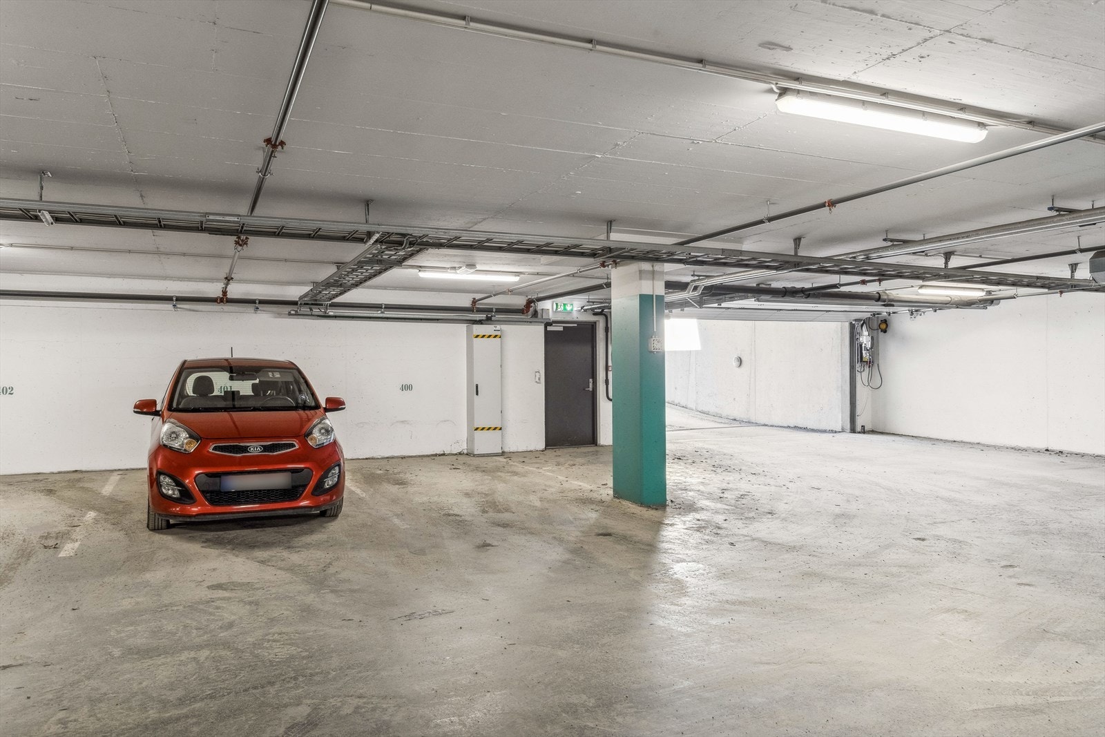 Leiligheten disponerer p-plass i kjeller. Her har du også en bod og adkomst til leiligheten via trapp eller heis. Galleribilde